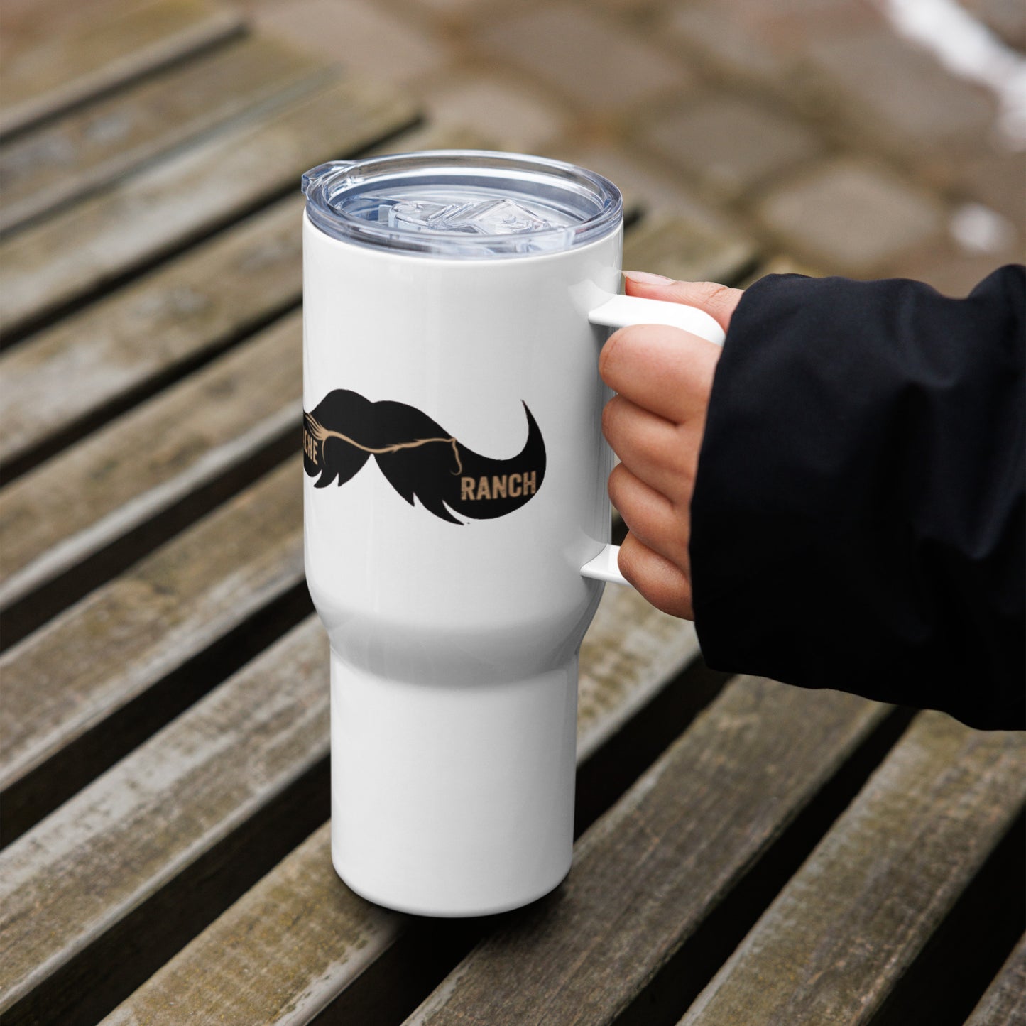 Travel mug with a handle